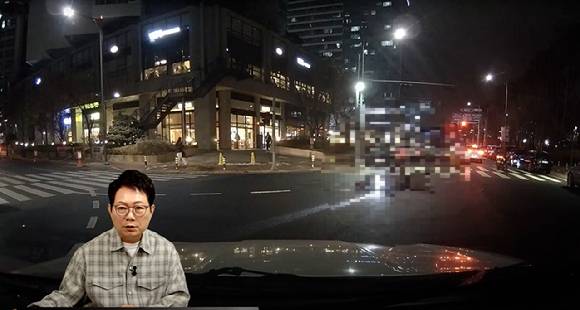 한문철 변호사가 유튜브 채널 '한문철TV' 영상에서 최근 국내 한 시가지 교차로에서 발생한 사고를 소개하고 있다. [사진=유튜브 '한문철TV']