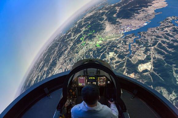 지난 11일 우주항공도시 경남 사천에 있는 한국항공우주산업(KAI) 공장을 찾아 실제 전투기 조종 환경을 99% 구현한 KF-21 시뮬레이터를 타봤다. 사진은 T-50 시뮬레이터. [사진=KAI]