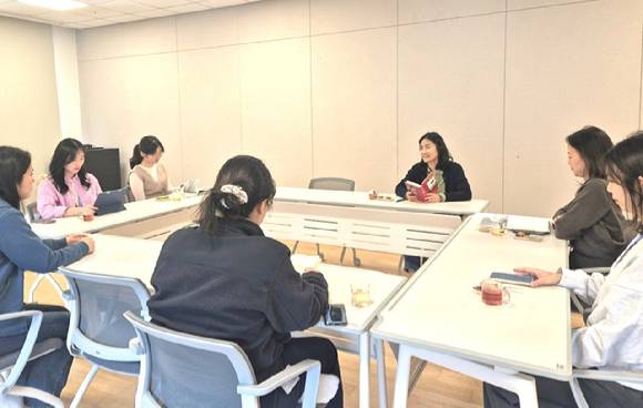 삼성바이오로직스 임직원들이 '마음챙김 북클럽'에 참여하고 있다. [사진=삼성바이오로직스 제공]