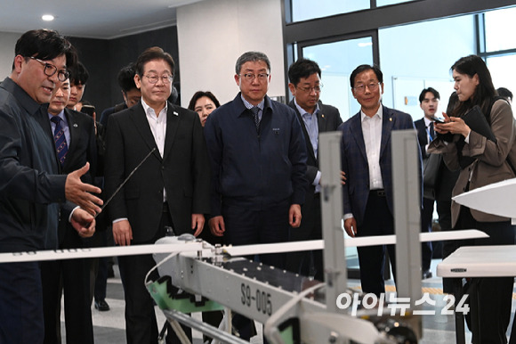 이재명 더불어민주당 대선 경선 후보가 17일 대전광역시 유성구 국방과학연구소(ADD)에서 AI기반 무인체계 연구개발 현장을 둘러보고 있다. [사진=국회사진취재단]