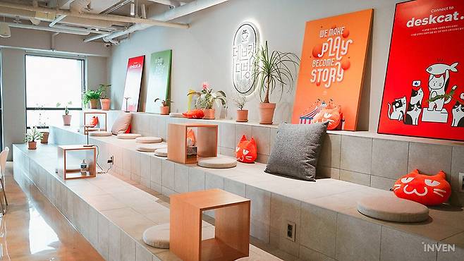 ▲ 데브캣의 마스코트라고 할 수 있는 고양이 쿠션이 가득한 계단형 쉴 곳에는