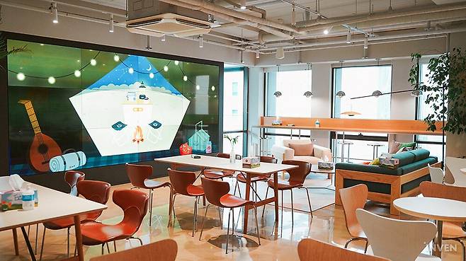 ▲ 캣다방에는 커다란 화면과 편히 쉴 수 있는 테이블 등도 준비되어 있습니다