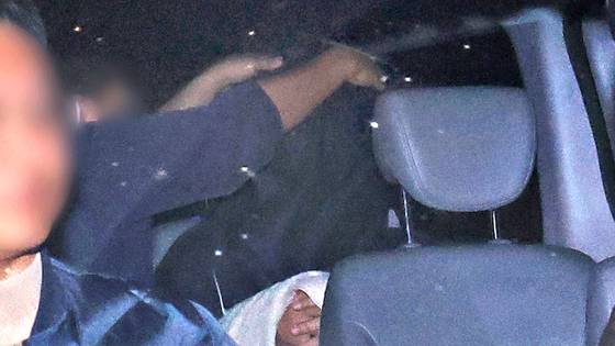 노부모와 처자식 등 일가족 5명을 살해한 50대 가장 A씨가 지난 15일 경기도 용인서부경찰서로 호송되고 있다. 연합뉴스