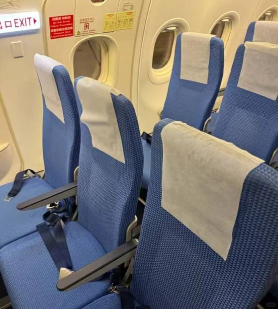 두께가 절반으로 줄어든 비행기 좌석. 사진 미러 미디어 캡처