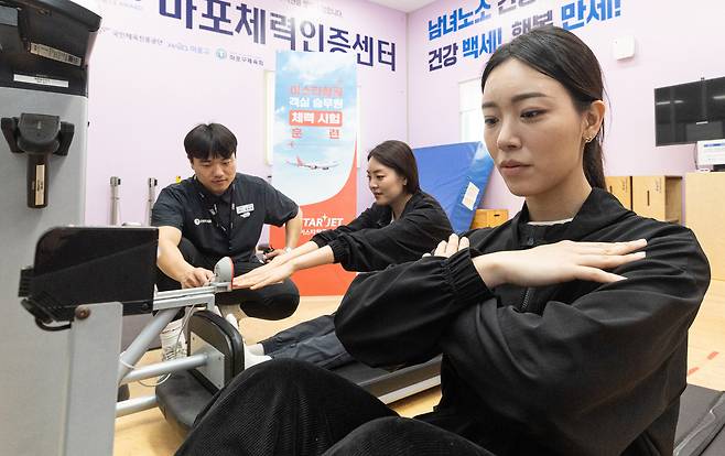 교관들이 앉아윗몸앞으로굽히기와 윗몸일으키기를 하는 모습. 김경록 기자