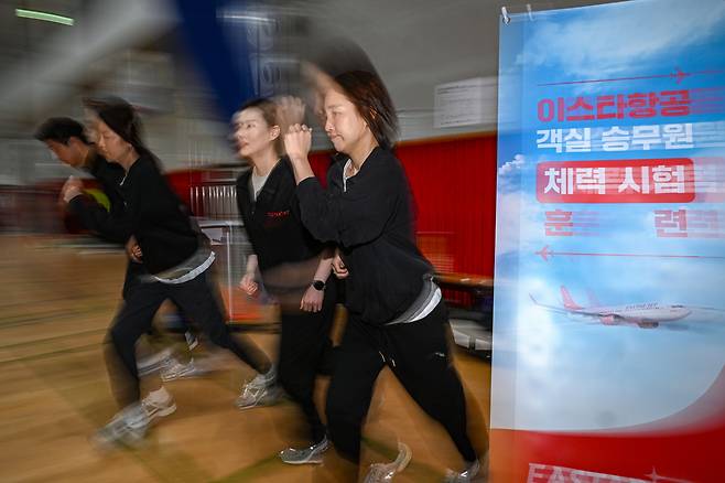 교관들이 왕복오래달리기를 하는 모습. 김경록 기자