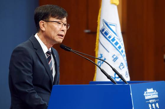 김상조 전 청와대 정책실장(사진)은 문재인 정부 부동산 통계 조작에 관여한 혐의로 검찰에 기소된 상태다. 김 전 실장은 부동산원의 반발에도 예산 등으로 압박하며 통계 사전 보고를 지시한 혐의를 받는다. 사진은 2020년 6월 21일 청와대 춘추관 브리핑룸에서 일본수출규제 대응(소부장) 및 부동산 대책, 한국판 뉴딜, 추경 등에 관한 발표를 하던 김 전 실장으 모습. 청와대사진기자단