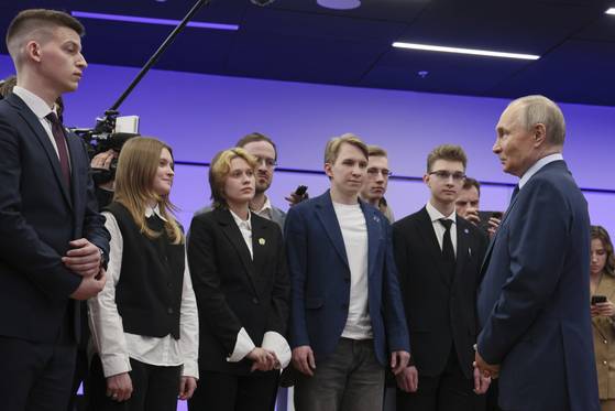 블라디미르 푸틴 러시아 대통령(오른쪽)이 16일(현지시간) 러시아 바우만 모스크바 국립공대를 방문해 학생들과 대화하고 있다. AP=연합뉴스