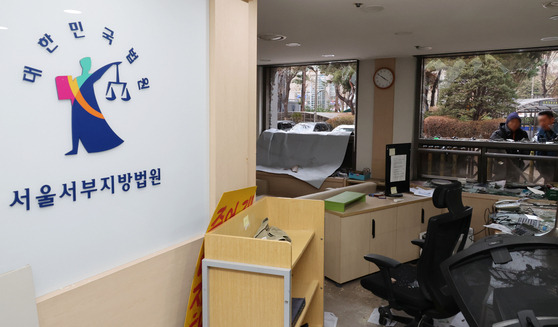 윤석열 대통령이 내란 우두머리 혐의로 구속되자 일부 윤 대통령 지지자들이 서울서부지방법원 내부로 난입해 불법폭력사태를 일으킨 지난 1월 19일 오후 서울서부지법 내부와 유리창이 파손돼 있다. 연합뉴스
