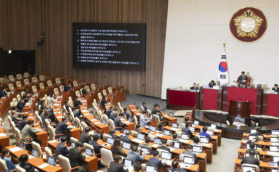 방송법 일부개정법률안 재의의 건이 17일 본회의에서 통과되고 있다. [중앙포토]
