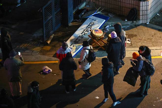 1월19일 새벽 서울시 마포구 서울서부지방법원 후문에 윤석열 전 대통령 지지자들이 부순 현판이 놓여 있다. /연합뉴스