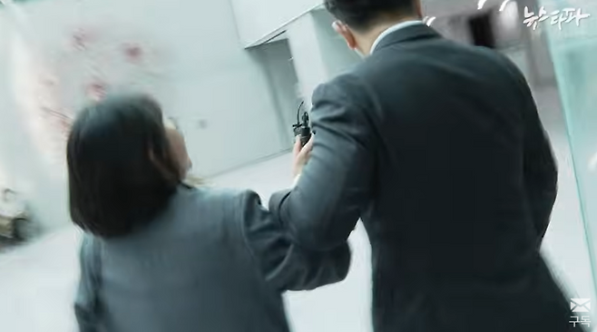 16일 뉴스타파가 공개한 권성동 국민의힘 원내대표 영상 화면. 권 원내대표가 여성 기자의 손목을 잡고 수십미터가량 잡아끌며 이동하고 있다. /뉴스타파 유튜브