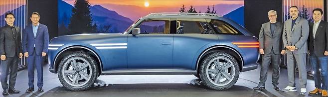 송민규 제네시스사업본부장(부사장·왼쪽부터), 호세 무뇨스 현대자동차 최고경영자(CEO·사장), 루크 동커볼케 현대차그룹 글로벌디자인본부 최고디자인책임자(CDO·사장), 랜디 파커 현대차 북미권역본부 CEO, 이상엽 현대제네시스글로벌디자인담당 부사장이 15일(현지시간) 미국 뉴욕 ‘제네시스 하우스 뉴욕’에서 엑스 그란 이퀘이터 콘셉트를 소개하고 있다. /제네시스 제공