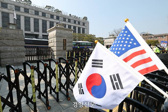 윤석열 전 대통령이 법원의 구속취소 결정으로 서울구치소에서 석방된 다음날인 9일 서울 종로구 헌법재판소 앞이 윤 전 대통령 탄핵에 반대하는 보수단체 회원들로 어수선한 모습을 보이고 있다. 성동훈 기자