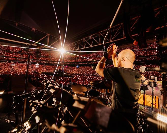 콜드플레이는 2025 월드투어 ‘뮤직 오브 더 스피어스’를 진행 중이다. 사진은 지난 12일(현지시간) 홍콩 카이 탁 스타디움에서의 공연. 콜드플레이 SNS 갈무리