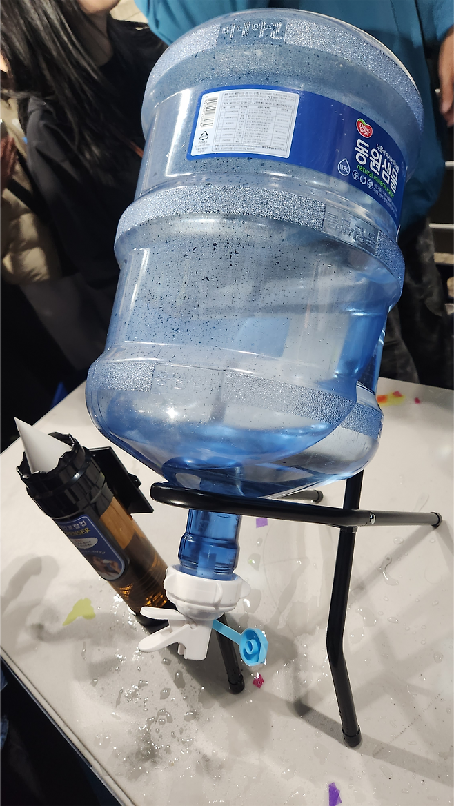 16일 고양종합운동장 주경기장에서 열린 밴드 콜드플레이의 월드투어 ‘뮤직 오브 더 스피어스’ 공연장 내부에 설치된 ‘워터 스테이션’. 실리콘이나 플라스틱 텀블러를 가져 온 관객이 이용할 수 있게 했다. 서울환경연합 제공