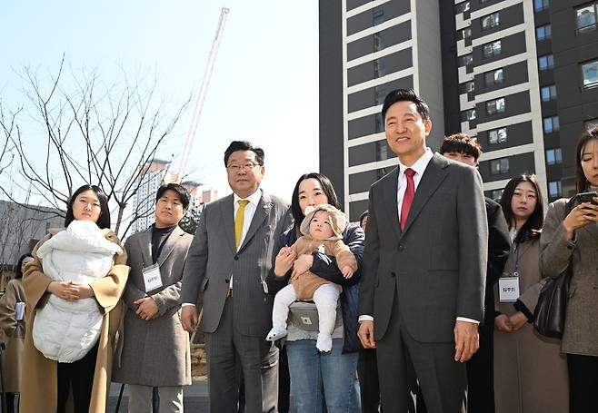오세훈 서울시장이 지난달 31일 216가구가 ‘미리내집’ 으로 공급되는 광진구 롯데캐슬 이스트폴을 찾아 입주예정 신혼부부들과 현장을 둘러보고 있다. 서울시 제공