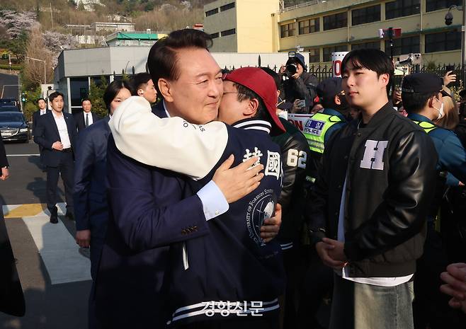 윤석열 전 대통령이 파면 결정 후 일주일 만인 지난 11일 오후 서울 용산구 한남동 대통령 관저를 떠나기 앞서 정문 앞에서 우파단체인 자유대학 소속 학생들과 인사를 나누고 있다. 권도현 기자