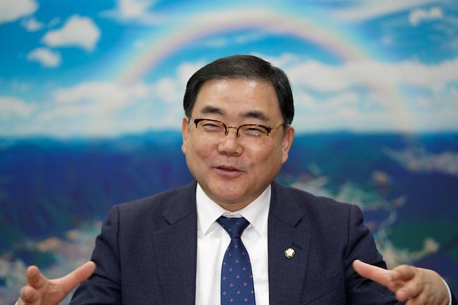 허성무 더불어민주당 의원이 2월13일 쿠키뉴스와의 인터뷰에서 제조업 중요성에 대해 설명하고 있다. 유희태 기자