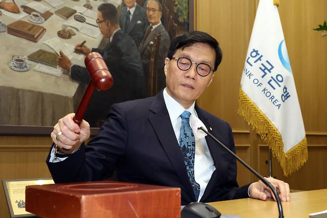 이창용 한국은행 총재가 17일 서울 중구 한국은행 본관에서 금융통화위원회 본회의를 주재하고 있다. 사진공동취재단
