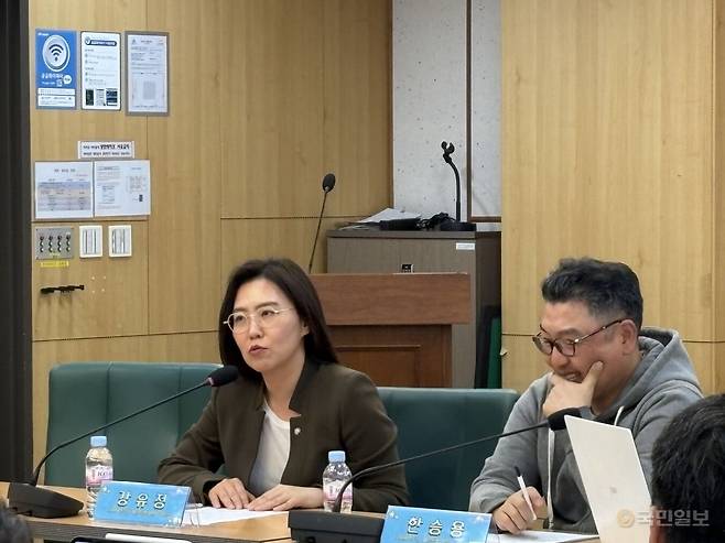 강유정 민주당 의원이 17일 오후 3시 국회의원회관 제3세미나실에서 ‘게임인 속풀이 토크쇼: 게임, 더불어썰풀자 소통간담회’를 열고 질의응답을 하고 있다.