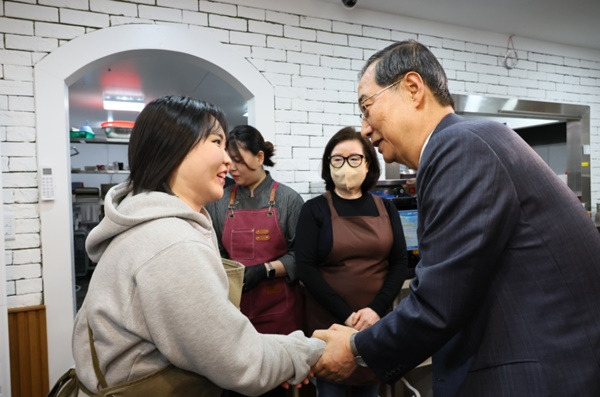 ▲ 한덕수 대통령 권한대행(국무총리)이 지난 16일 결식 아동들에게 무료 점심을 제공해온 울산 뚠뚠이 돈가스를 방문해 사장과 인사를 나누고 직원들을 격려하고 있다. 사진=국무총리실