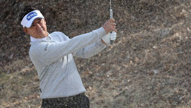 다시 정상에 오르기 위해 만반의 준비를 한 박상현이 벙커샷을 하고 있다. 이충우 기자