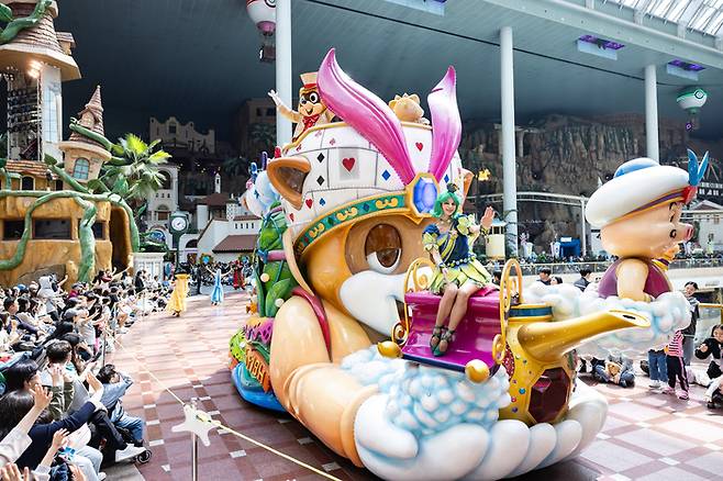 롯데월드가 오는 26일 기존 ‘로티스 어드벤처 퍼레이드’를 한단계 업그레이드한 ‘렛츠 플레이! 로티스 어드벤처 퍼레이드’를 공개한다. / 사진=롯데월드