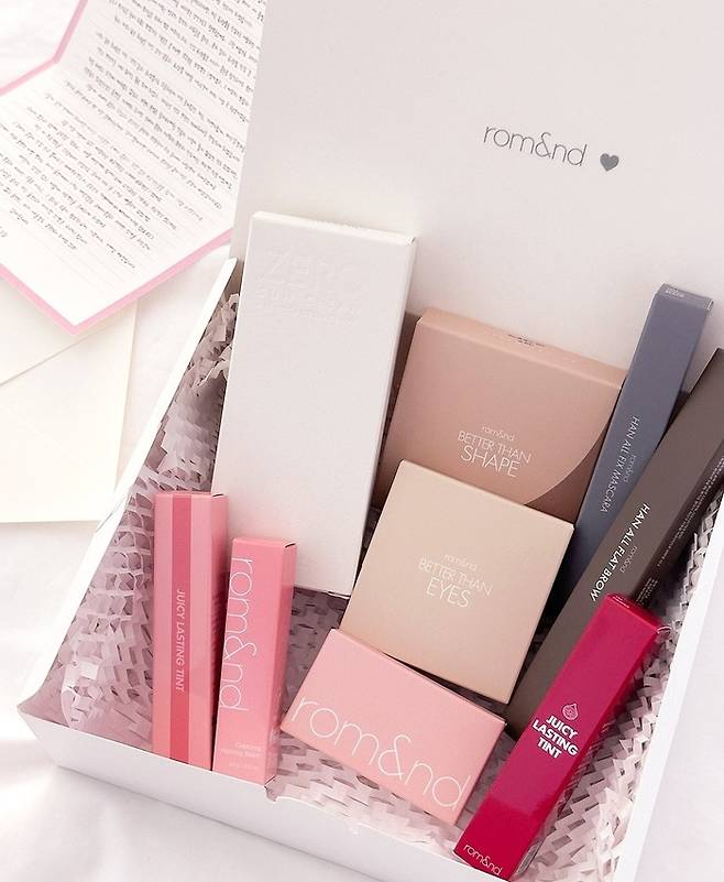 롬앤이 3월 3349개 한정 판매한 ‘졸업 박스’ [롬앤 인스타그램]