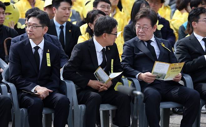 이재명 전 더불어민주당 대표, 김동연 경기지사, 김경수 전 경남지사(오른쪽부터)가 16일 경기 안산시 화랑유원지에서 열린 세월호 참사 11주기에 나란히 참석했다. 이 전 대표와 김 지사가 이야기를 나누고 있다. [사진 = 공동사진취재단]