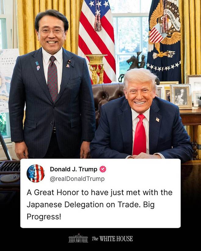 도널드 트럼프 미국 대통령이 16일 백악관 집무실에서 관세 협상을 위해 미국을 방문한 아카자와 료세이 일본 경제재생상을 만나고 있다. [사진 출처 = 트루스소셜]