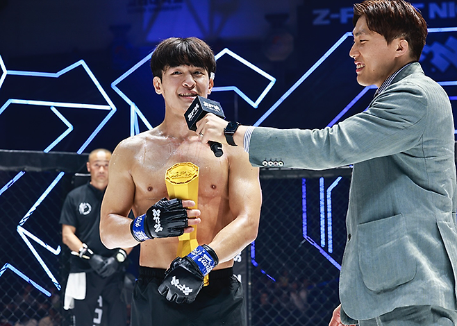 기원빈(오른쪽)이 2024년 7월 서울특별시 고려대학교 화정체육관 ZFN 1 승리 선수 최성혁 인터뷰를 진행하고 있다. 사진=MCP ECC