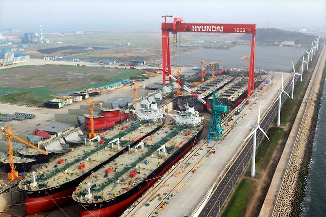 조선 호황기 시절 현대중공업 군산조선소의 도크가 건조중인 선박들로 가득 차 있다. 한때 5000명이 넘는 사람들로 붐볐던 이 조선소는 지난 7년간 70여 척의 배를 만들어냈다. 조선 시황이 좋았던 2012~2015년엔 매년 1조원 규모의 매출을 올렸다. /사진=머니투데이DB