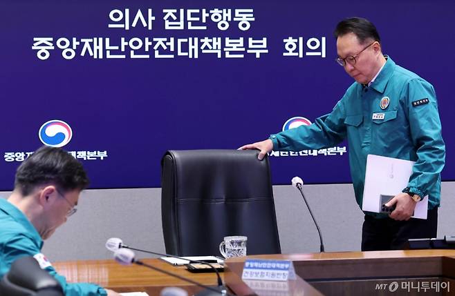 [서울=뉴시스] 배훈식 기자 = 박민수 보건복지부 제2차관이 10일 오전 서울 종로구 정부서울청사에서 열린 의사 집단행동 중앙재난안전대책본부 회의에 참석하고 있다. 2025.04.10. dahora83@newsis.com /사진=배훈식