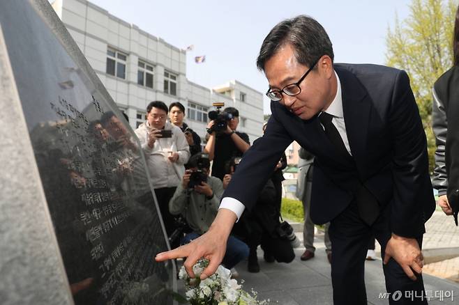 (청주=뉴스1) 김용빈 기자 = 김동연 더불어민주당 대선 경선 후보가 17일 충북 청주시 상당공원 4·19 학생혁명기념탑에서 참배하고 있다. 2025.4.17/뉴스1  Copyright (C) 뉴스1. All rights reserved. 무단 전재 및 재배포,  AI학습 이용 금지. /사진=(청주=뉴스1) 김용빈 기자