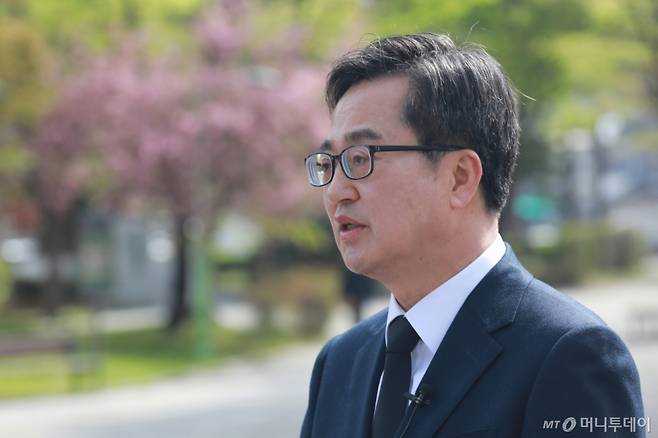(청주=뉴스1) 김용빈 기자 = 김동연 더불어민주당 대선 경선 후보가 17일 충북 청주시 상당공원 4·19 학생혁명기념탑에서 참배한 뒤 언론과 인터뷰를 진행하고 있다. 2025.4.17/뉴스1  Copyright (C) 뉴스1. All rights reserved. 무단 전재 및 재배포,  AI학습 이용 금지. /사진=(청주=뉴스1) 김용빈 기자
