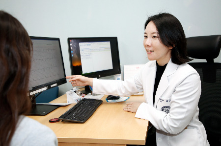 양소영  심장혈관내과 교수가 환자를 진료하고 있다./사진=강동경희대병원