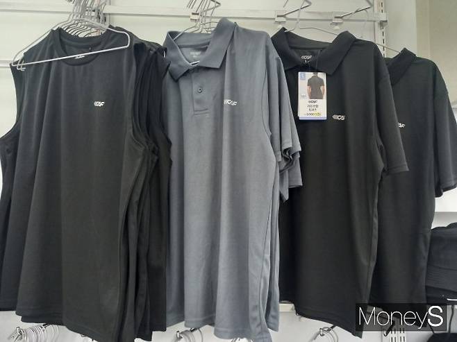 지난 16일 서울의 한 다이소 매장에 스포츠 브랜드 르카프 의류가 진열돼 있다. /사진=황정원 기자