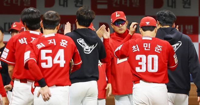 SSG랜더스가 미치 화이트를 필두로 연패 탈출을 노린다. 사진은 지난달 30일 SSG랜더스 선수단의 모습. /사진=뉴시스 /사진=