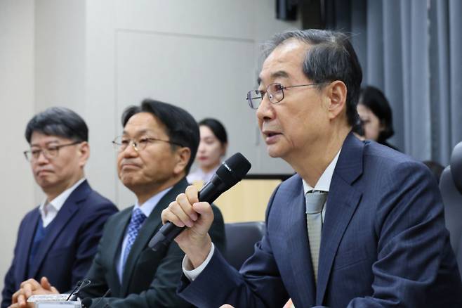 한덕수 대통령 권한대행 국무총리가 범보수 대선후보 적합도 조사에서 1위를 기록한 가운데 관련 테마주가 상한가다. 사진은 한 권한대행이 지난 15일 광주광역시 서구 기아 오토랜드에서 자동차산업 현장 간담회에 참석한 모습. /사진=뉴스1