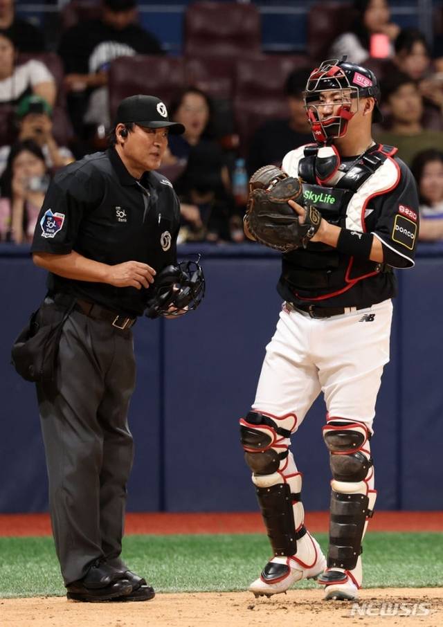 전일수 KBO 심판위원(왼쪽). 뉴시스