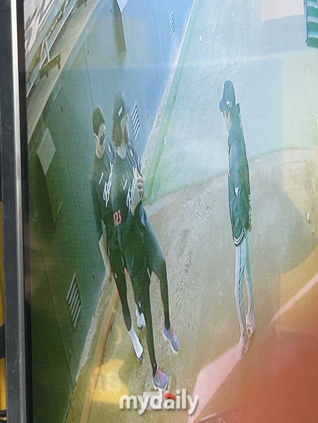 문동주와 폰세의 열띤 토론./인천 = 이정원 기자