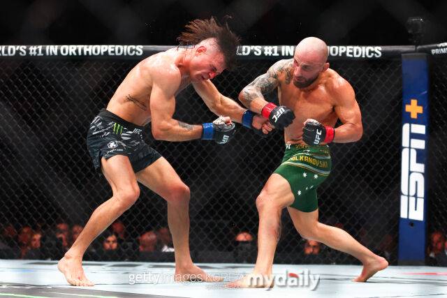 UFC 314 디에구 로페스(왼쪽)와 경기에서 묵직한 펀치를 적중하는 볼카노프스키. /게티이미지코리아