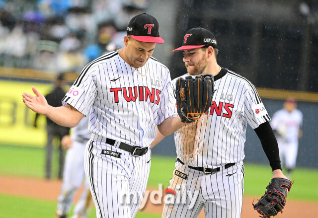 2025년 4월 12일 오후 서울 잠실구장에서 진행된 '2025 신한 SOL뱅크 KBO 리그' 두산 베어스와 LG 트윈스의 경기.LG 선발투수 치리노스가 6회초 2사 만루서 두산 추재현을 삼진으로 처리한 뒤 오스틴의 축하를 받으며 기뻐하고 있다./마이데일리