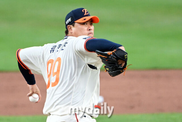 2025년 4월 11일 오후 대전 한화생명 볼파크에서 진행된 '2025 신한 SOL뱅크 KBO 리그' 키움 히어로즈와 한화 이글스의 경기. 한화 선발투수 류현진이 역투하고 있다./마이데일리