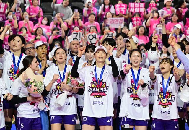 흥국생명 김연경이 통합우승을 차지한 뒤 팬과 동료들과 함께 기뻐하고 있다 / 한국배구연맹(KOVO)