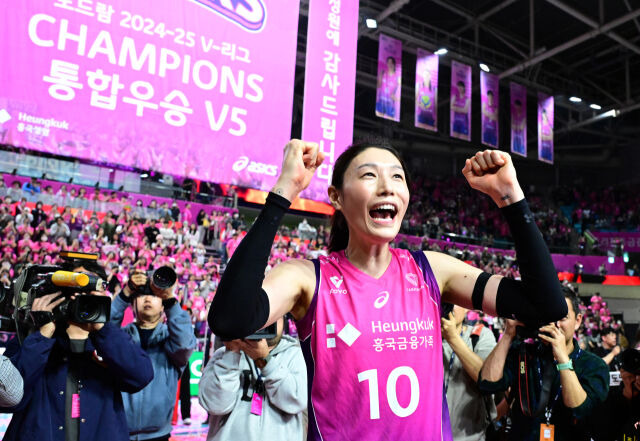 흥국생명 김연경이 통합우승을 차지한 뒤 포효하고 있다 / 한국배구연맹(KOVO)