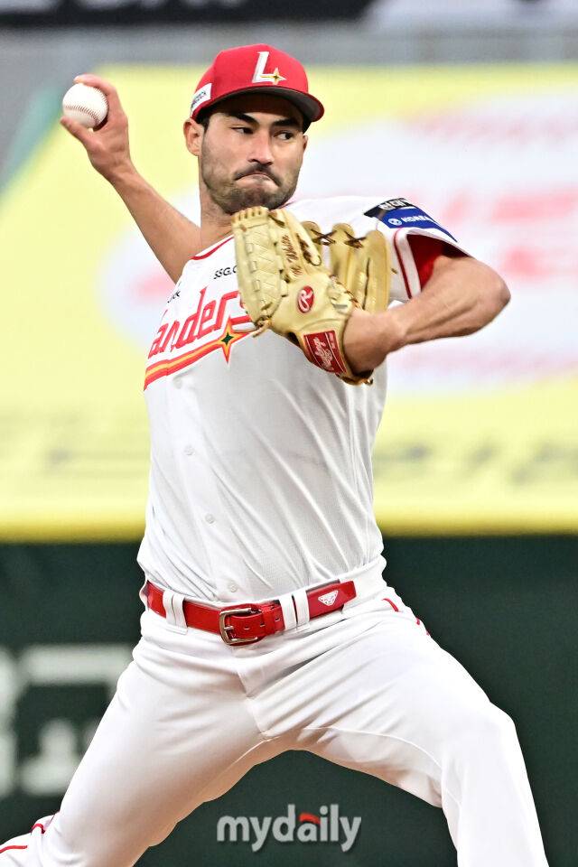 17일 인천 SSG랜더스필드에서 열린 '2025 신한 SOL BANK KBO리그' 한화 이글스와 SSG랜더스 경기. SSG 화이트가 경기 선발투수로 나와 힘차게 투구하고 있다./인천 = 한혁승 기자