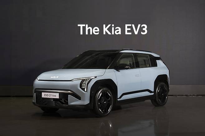 ‘2025 월드카 어워즈’에서 ‘세계 올해의 자동차’로 선정된 기아 콤팩트 순수 전기 SUV EV3 [기아 제공]