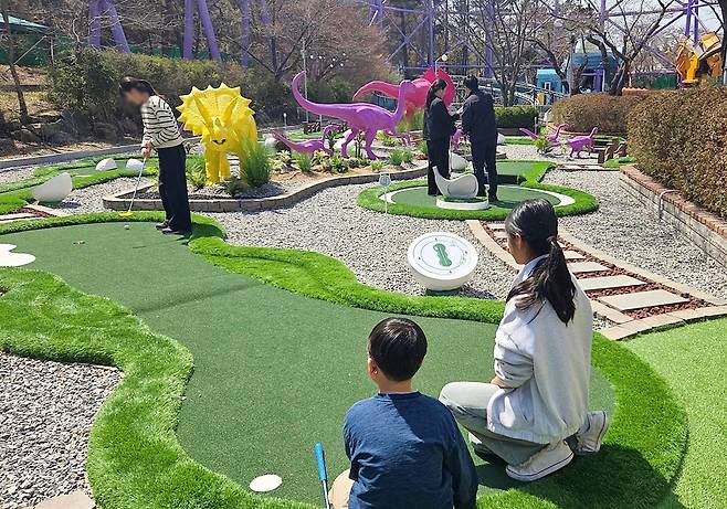 서울랜드 쥬라기랜드 공룡테마를 반영한 ‘아기공룡 트리토 미니골프’